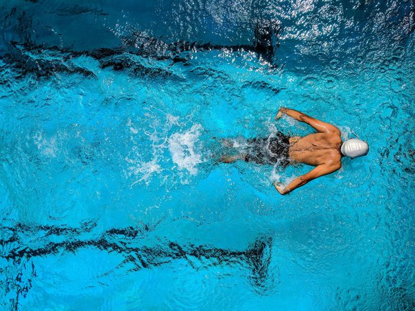 Comment réduire le bruit de l'équipement de piscine dans un environnement résidentiel?